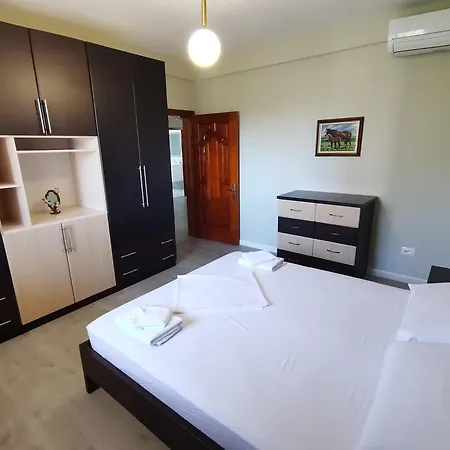 Apartment Leatis *