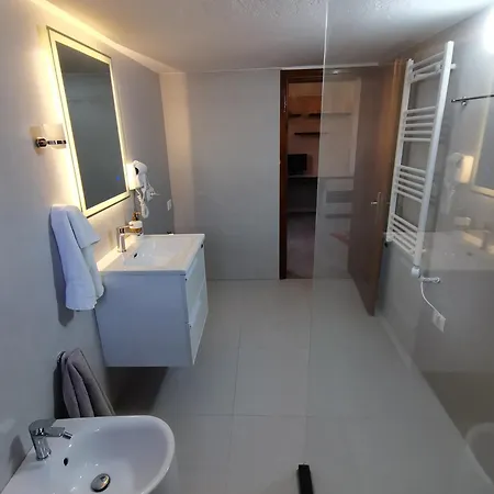 アパート Leatis ドゥラス